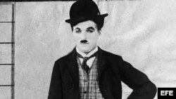 El actor cómico Charlie Chaplin en una de sus actuaciones. (Sin fecha, hacia 1930).