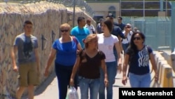 Migrantes cubanos arriban a El Paso, Texas, tras cruzar la frontera de México con EEUU. (Captura de imagen/KFOX14) Archivo