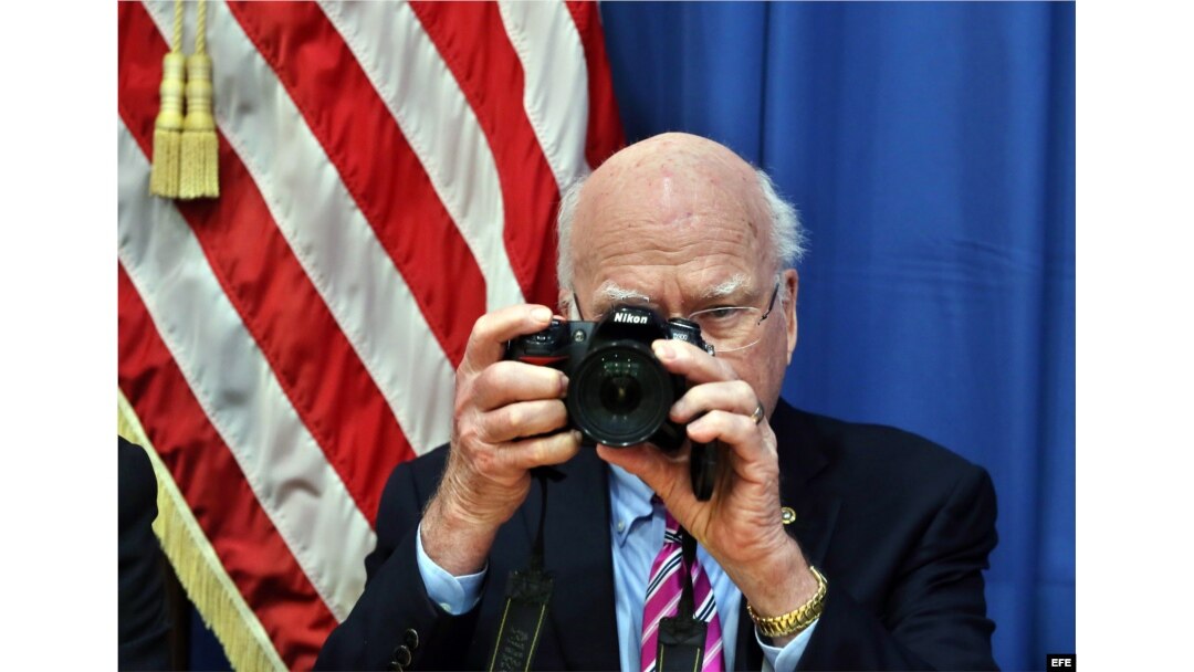 El senador estadounidense por el estado de Vermont, Patrick Leahy, asiste a una rueda de prensa junto a otros senadores y representantes.