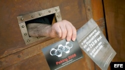 Cárcel simulada exhibe folletos a favor de libertad de prensa.