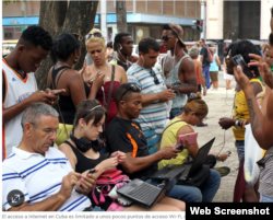 Cubanos acceden a Internet desde puntos Wi-Fi.