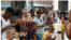 Cubanos acceden a internet desde puntos Wi-Fi.