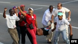 Daniel Llorente es detenido cuando desfila con bandera de EEUU por la Plaza José Martí