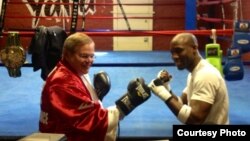 Senador Bob Menéndez cruza guantes con Yordenis Ugás.