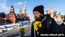 Un hombre deposita flores en honor a Boris Nemtsov, el 27 de febrero de 2021. (Dimitar Dilkoff / AFP).