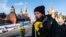 Un hombre deposita flores en honor a Boris Nemtsov, el 27 de febrero de 2021. (Dimitar Dilkoff / AFP).