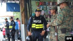 Policías de Costa Rica convrsan con agentes fronterizos panameños en la zona fronteriza. (Foto: Archivo)