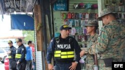 Policías de Costa Rica convrsan con agentes fronterizos panameños en la zona fronteriza hoy, jueves 14 de abril de 2016.