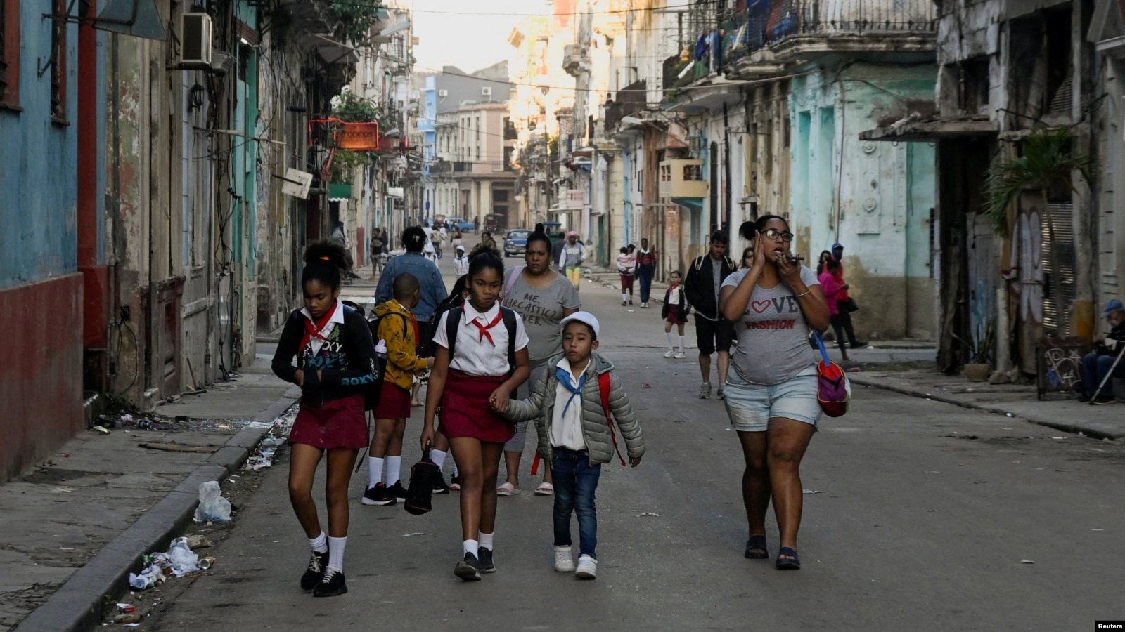 Cuba volverá a las aulas entre apagones, falta de maestros y familias al límite