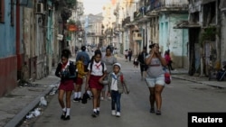 El inicio de clases, el 1 de septiembre, será un reto para padres y niños en medio de la crisis general que vive Cuba. (REUTERS/Norlys Pérez/Archivo)