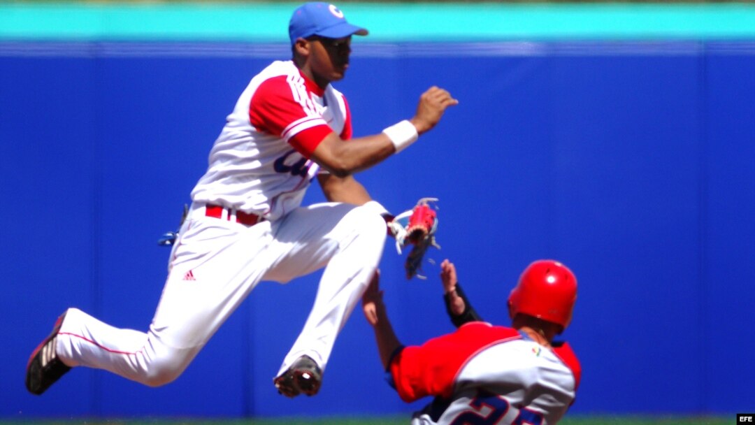 Erisbel Arruebarruena deja fuera al puertorriqueño Jesús Feliciano durante las preliminares del béisbol de los Juegos Panamericanos Guadalajara 2011.