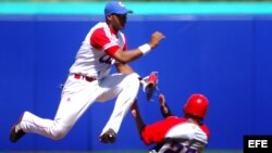 Erisbel Arruebarruena deja fuera al puertorriqueño Jesús Feliciano durante las preliminares del béisbol de los Juegos Panamericanos Guadalajara 2011.