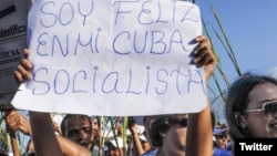 Trabajadores cubanos en el desfile del 1ro.de mayo