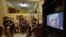 Una familia observa en la televisión la noticia de la muerte del presidente venezolano. Los problemas de salud de Chávez han generado en los cubanos preocupación por una nueva recaída económica en la isla.
