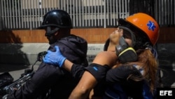 Un manifestante herido durante un choque entre opositores y la guardia nacional en Caracas es atendido por personal de emergencia.