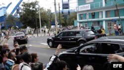 El presidente estadounidense Barack Obama y su comitiva llegan al estadio Latinoamericano.