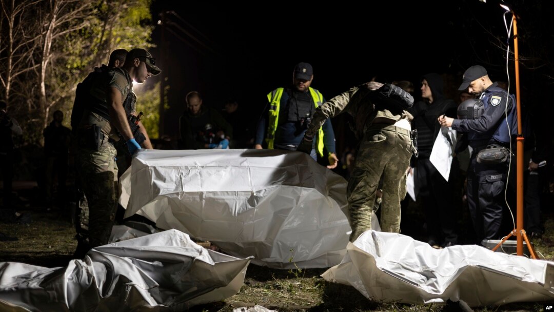 Autoridades policiales en la aldea de Hroza, Ucrania, tras un ataque de las fuerzas rusas el 5 de octubre de 2023. (AP Photo/Alex Babenko).