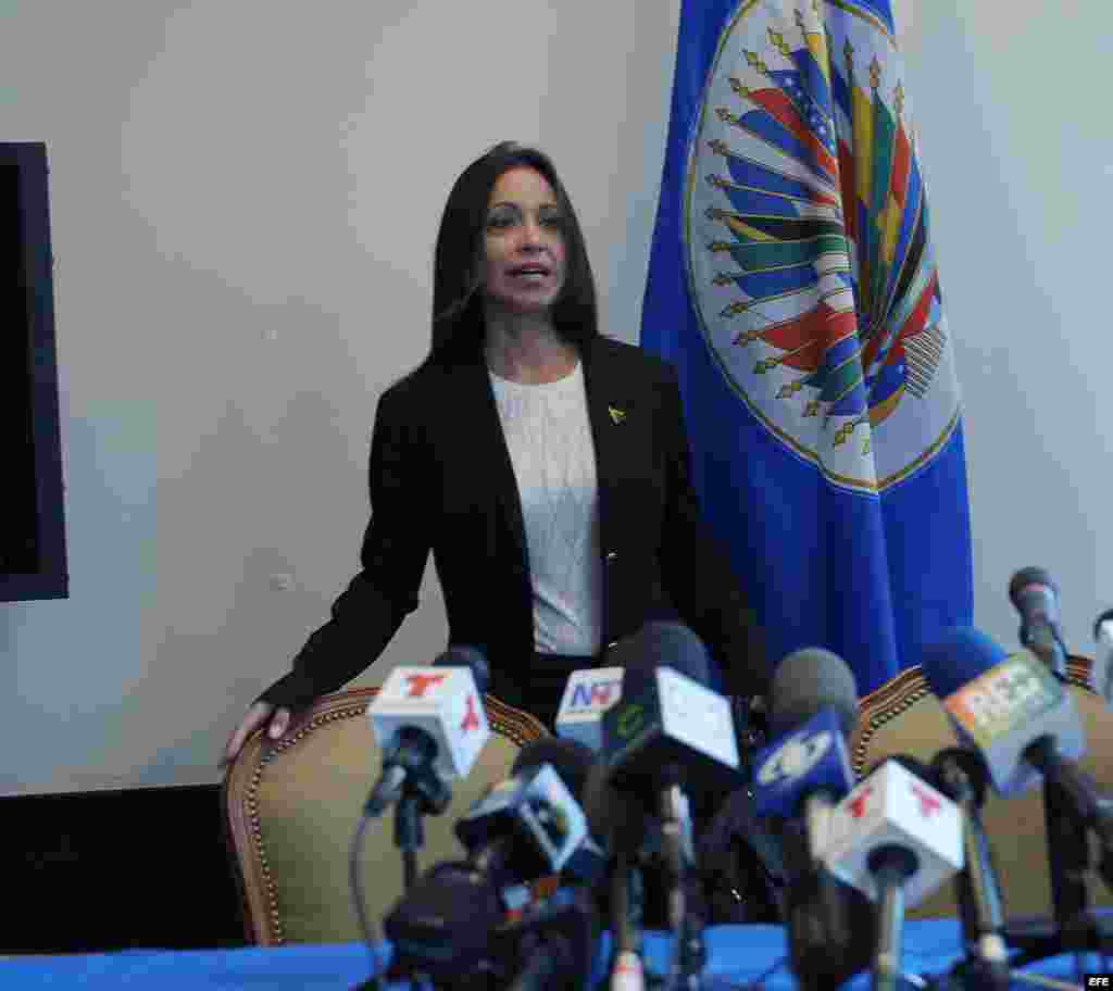 La diputada opositora venezolana María Corina Machado llega para ofrecer una rueda de prensa.