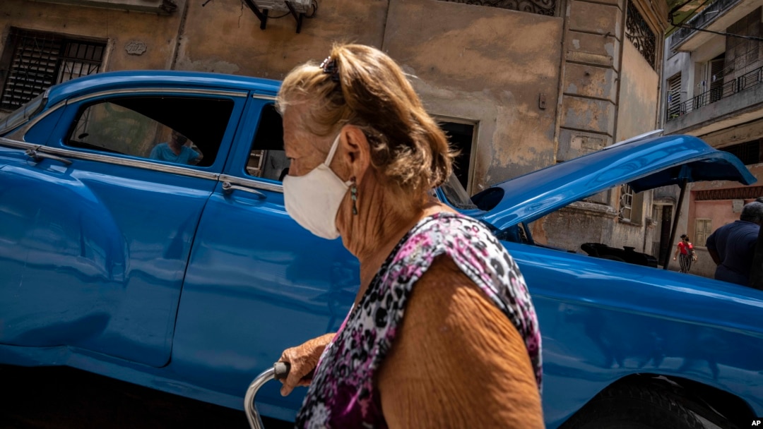 Una mujer, con mascarilla para protegerse del coronavirus, camina por La Habana. (AP/Ramón Espinosa)