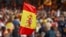 Una bandera de España ondea en una manifestación.