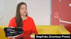 Olena Churanova, verificadora de hechos de StopFake, en un programa de 1+1 TV sobre la influencia del Kremlin en TikTok.