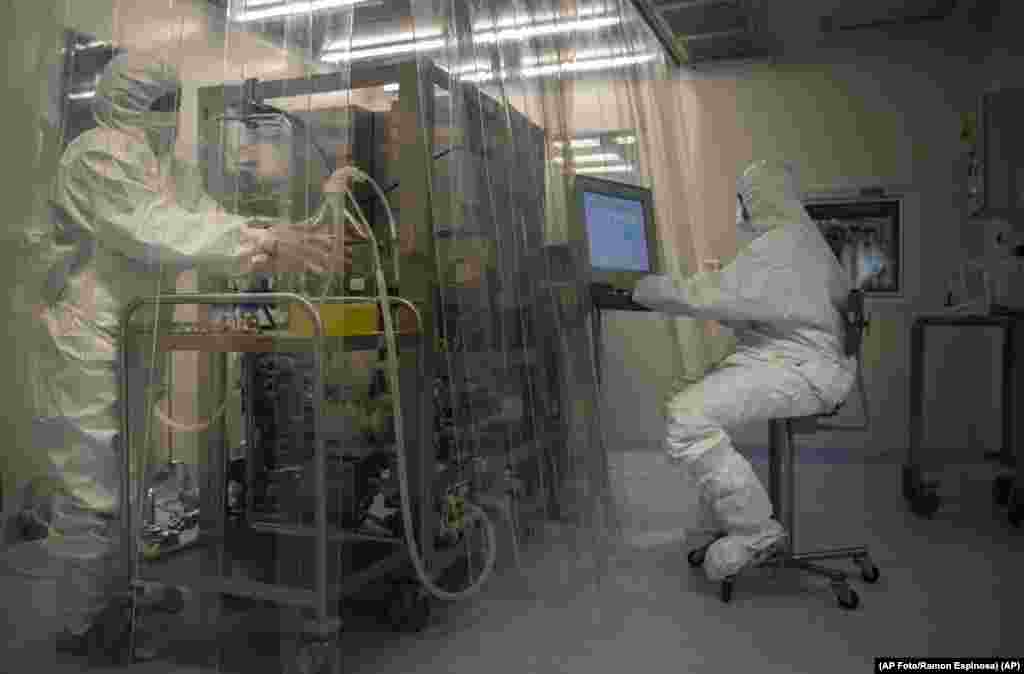 Científicos trabajan en el desarrollo de Abdala, una vacuna experimental para el COVID-19, en el Centro de Ingeniería Genética y Biotecnología (CIGB) en La Habana, Cuba, el jueves 25 de febrero de 2021. (AP Foto/Ramón Espinosa)