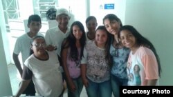 La Dra. Yandra Alayo (2-d) y sus pacientes brasileños.