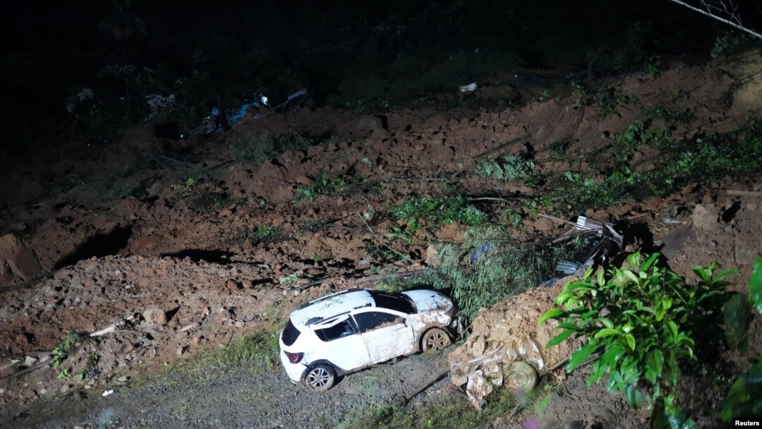 Un automóvil dañado entre escombros después de un deslizamiento de tierra causado por fuertes lluvias en Chocó, Colombia, el 13 de enero de 2024. Yordy Moreno/Gobierno de Chocó/Folleto vía REUTERS