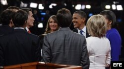 Mitt Romney (3i), y el presidente de EEUU y aspirante a la reelección, Barack Obama (3d), tras el final del debate. 