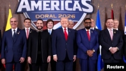 El presidente tico, Rodrigo Chaves, (1ro de der. a izq.) en la Cumbre "Shield of the Americas" celebrada en Miami el 7 de marzo de 2026.