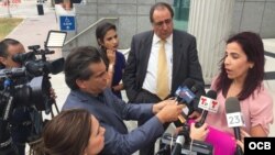 Nairobi Pacheco habla a la prensa a la salida del tribunal en Miami. (Foto: Rudy Hernández)
