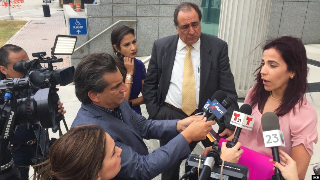 Nairobi Pacheco habla a la prensa a la salida del tribunal en Miami. (Foto: Rudy Hernández)