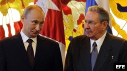 Raúl Castro (d) y su homólogo de Rusia Vladimir Putin (i) hablan antes de hacer declaraciones a la prensa. 