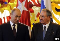 Raúl Castro (d) y su homólogo de Rusia Vladimir Putin (i) hablan antes de hacer declaraciones a la prensa.