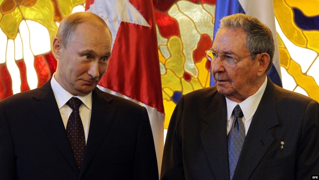 Raúl Castro (d) y su homólogo de Rusia Vladimir Putin (i) hablan antes de hacer declaraciones a la prensa. 