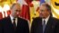 Raúl Castro (d) y su homólogo de Rusia Vladimir Putin (i) hablan antes de hacer declaraciones a la prensa. 