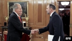 El Rey Juan Carlos recibe las cartas credenciales del nuevo embajador de Cuba, Eugenio Martínez Enríquez (d).