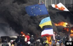 Policías y manifestantes se enfrentan en Kiev.
