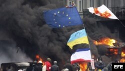 Agentes antidisturbios y manifestantes antigubernamentales se enfrentan en Kiev (Ucrania) hoy, jueves 23 de enero de 2014