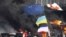 Agentes antidisturbios y manifestantes antigubernamentales se enfrentan en Kiev (Ucrania) hoy, jueves 23 de enero de 2014