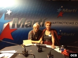 Mariela A. Gutiérrez junto a Orlando González Esteva en los estudios de Radio Martí.