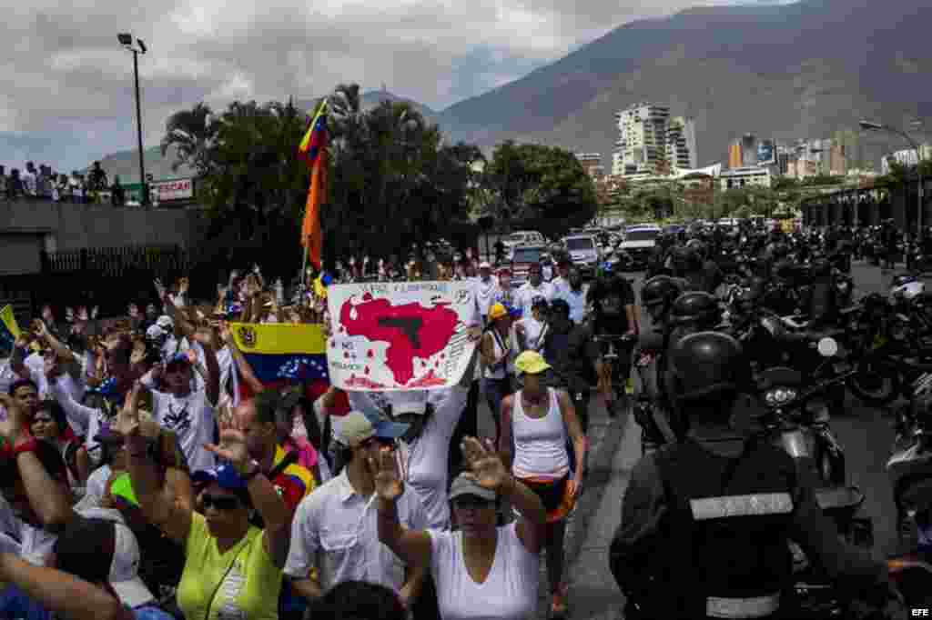 Un grupo de personas protesta contra el Gobierno de Nicolás Maduro hoy, martes 4 de marzo de 2014, en Caracas