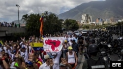 Un grupo de personas protesta contra el Gobierno de Nicolás Maduro.