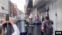 Periodistas graban a uniformados de Policía Nacional de Venezuela en Caracas. 