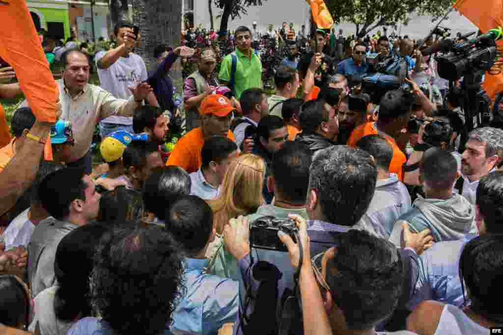 ilian Tintori (c), esposa del opositor venezolano Leopoldo López, llega hoy, jueves 10 de septiembre de 2015, al palacio de Justicia donde se espera que se dicte sentencia en el caso que se sigue contra su marido.
