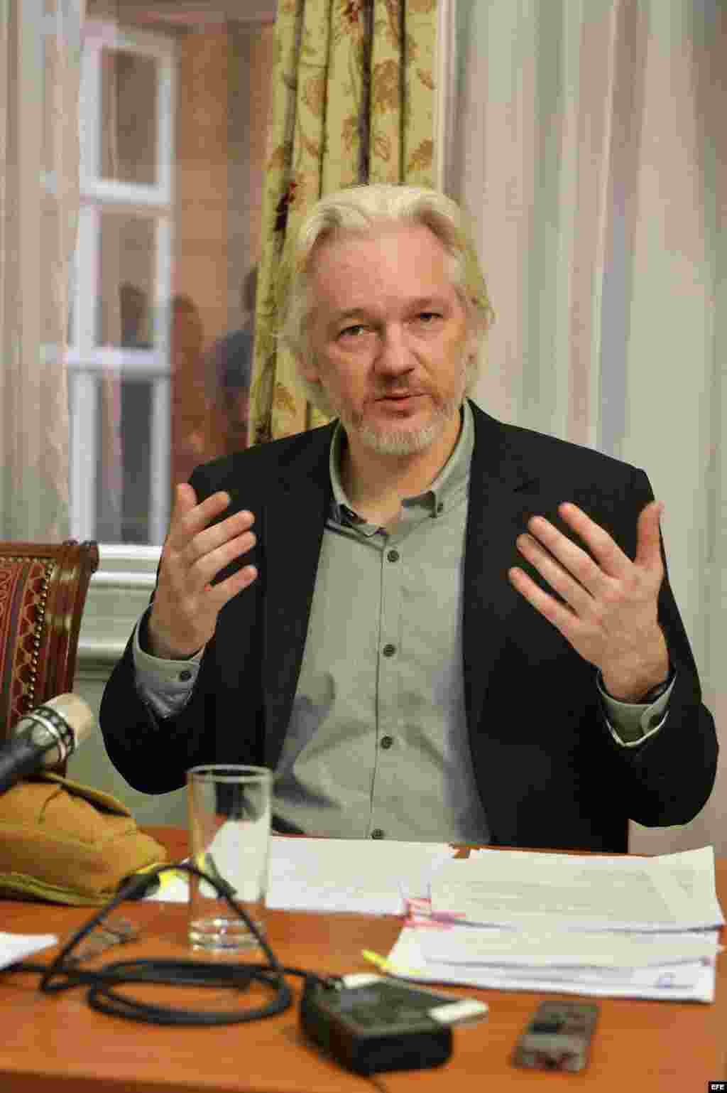Julian Assange, ofrece una rueda de prensa en la embajada de Ecuador en Londres (Reino Unido).