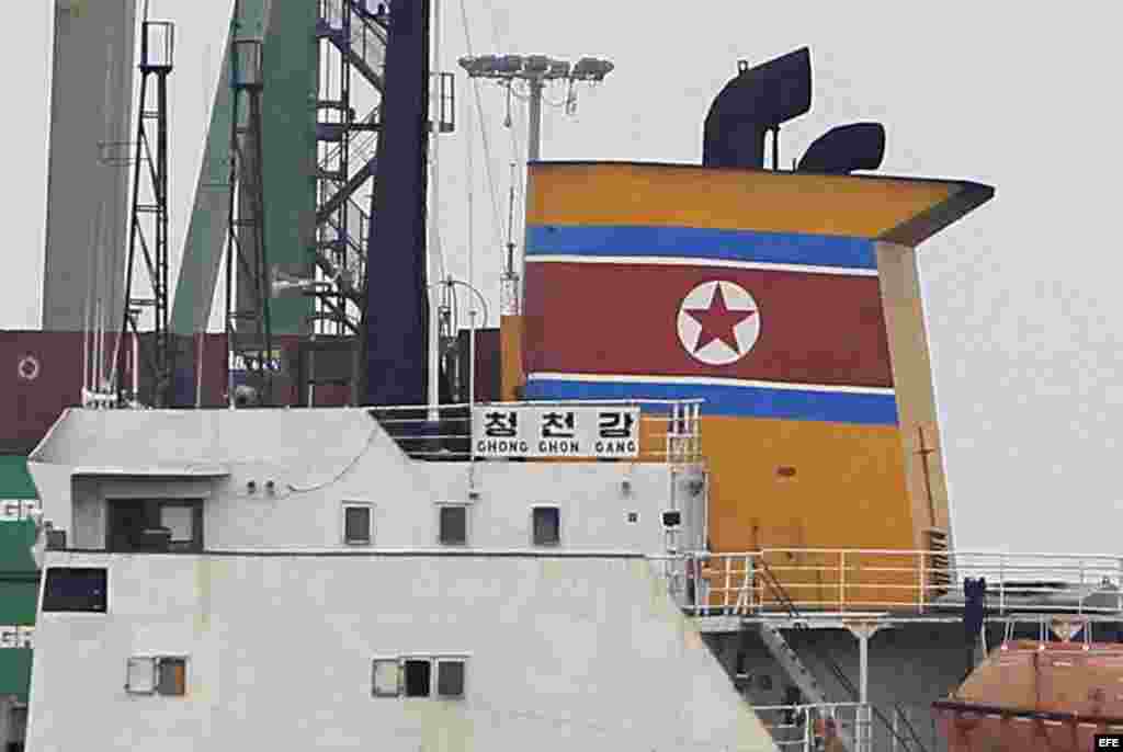 Fotografía del barco de Corea del Norte Chong Chon Gang atracado en el muelle de Manzanillo de la caribeña ciudad de Colón (Panamá).