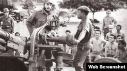 Fidel Castro inspecciona una batería antiaérea durante la crisis de los misiles. 