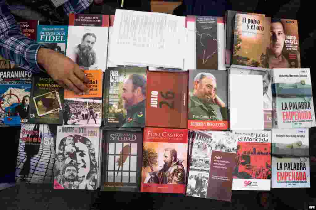 Un grupo de libros se exhiben en la caseta de la delegación de Cuba. 