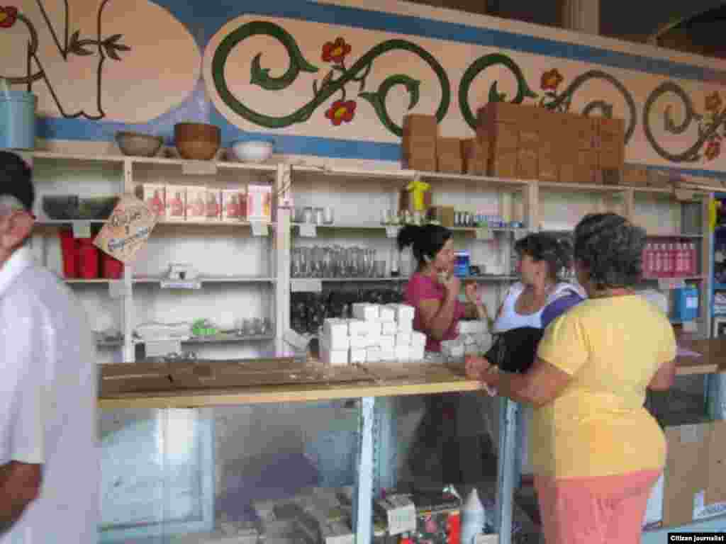 Reporteros ciudadanos cristianosxcuba muestran una tienda de venta de productos racionados en Caibarién